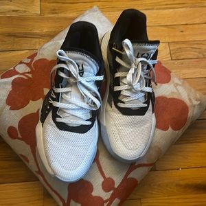 Selling men basketball shoes no soles size 7.5.